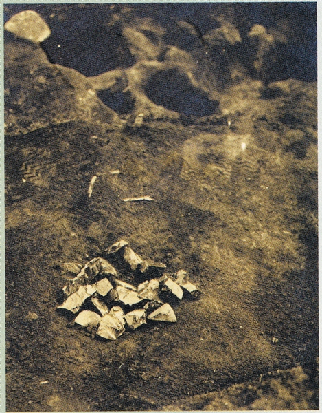 日向上遺跡の住居の脇に見つかった黒曜石集積　写真