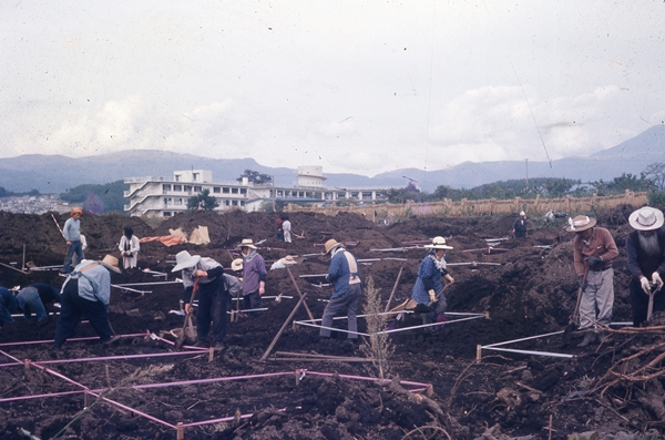 下ノ原遺跡の発掘調査のようす写真