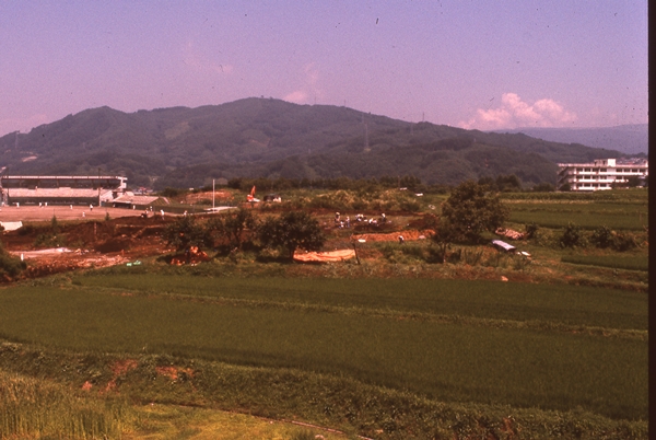 下ノ原遺跡発掘のようすを遠方から眺めている写真