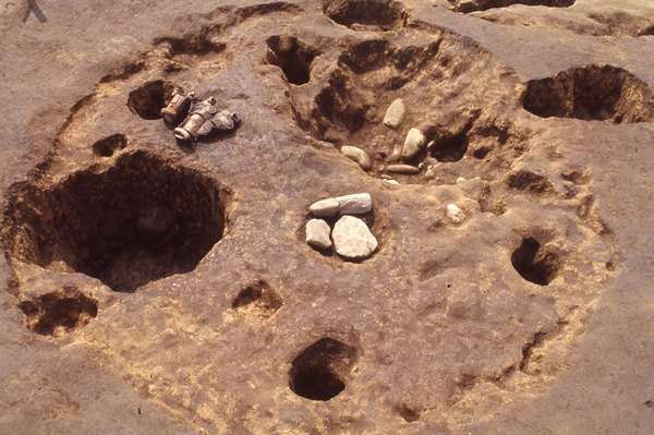 縄文時代中期の竪穴住居の一つ（第28号住居）の写真