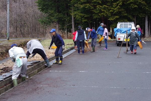 ボランティア活動　排水溝の清掃をしている写真
