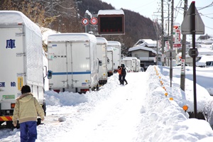 大雪の影響で立ち往生する車両