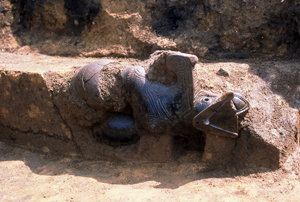 仮面の女神出土状態