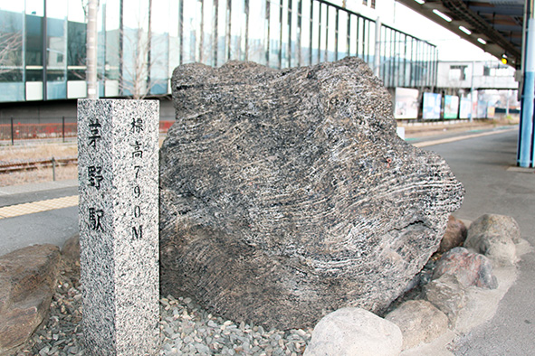 茅野駅構内黒曜石の画像