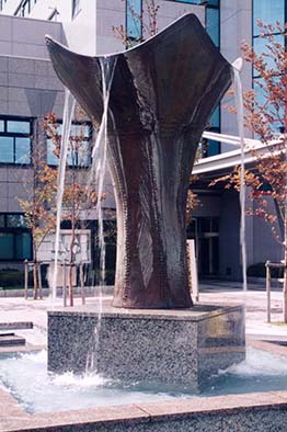 茅野市役所土器型噴水の画像
