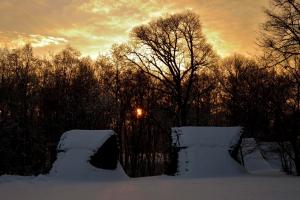 与助尾根遺跡の真冬の日没の写真