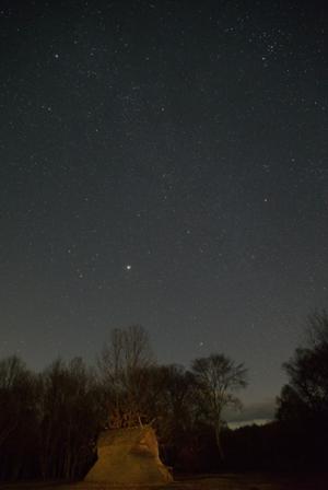 与助尾根遺跡から見る満天の星空の写真