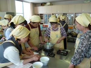 離乳食の試食づくりの勉強会の様子