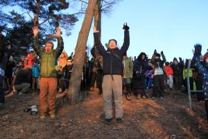 小泉山からの初日の出に向かい参加者全員で万歳