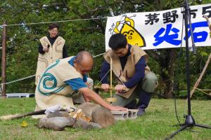 縄文まつり火付けの様子写真