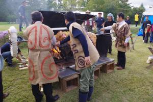 縄文まつり豚の丸焼きの写真