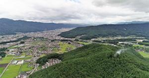 上空からみた小泉山山頂から出るのろしの様子