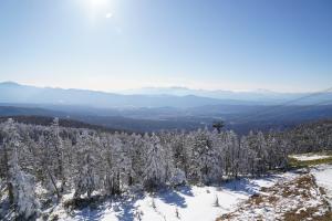 積雪の白が眩しい北横岳