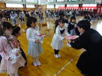 入学式で校長先生からセカンドブックを受け取っています