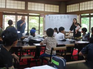 泉長寺に集まった子ども達に向けて住職があいさつしています。