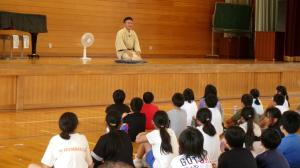 落語を聞く子どもたち