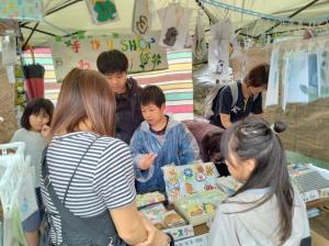 接客をする子どもたち