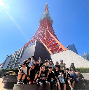 東京タワーの前でポーズをとる子どもたち