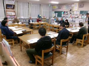 向かい合い会議をする委員と、地域学校共同本部（応援団）の皆さん