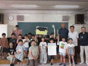 発表会のあと、地域の方と一緒に写真に入る２年生