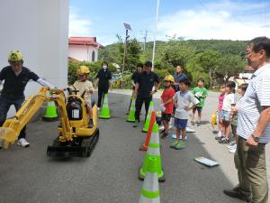 有賀水道さんが用意してくれたミニショベルに乗って、ショベルを動かす体験をしました。