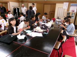 泉長寺で勉強を済ませ、おやつのスイカをおいしくいただいています。