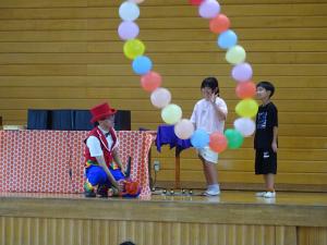 ステージに上がり、ショーに参加する児童二人