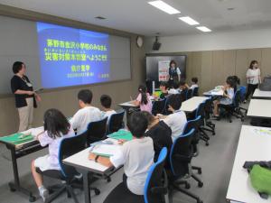 県庁職員の話を聞く子ども達