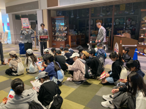 キッザニア東京で職員の話を聞く子ども達