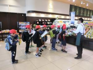 メモをとりながら熱心に話を聞く子ども達