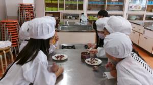 できたお団子を嬉しそうに囲む子ども達