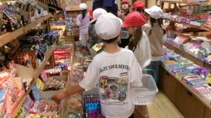 駄菓子屋さんで買い物をする様子