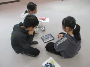 タブレットと向かい合う子どもたち