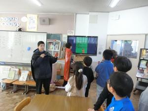 6年生の説明を聞く子どもたち