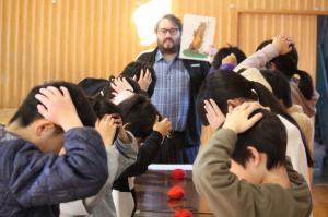 キーワードゲームをする5・6年生