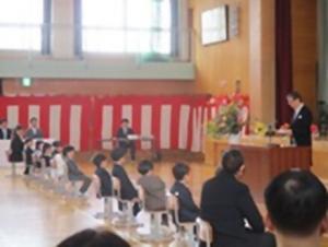 校長先生からのお話を聞く子どもたち