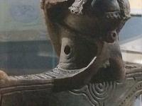 仮面の女神の首の孔　左側からの写真