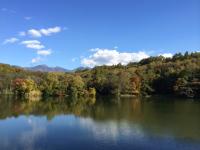 初秋の竜神池と遠方の八ヶ岳