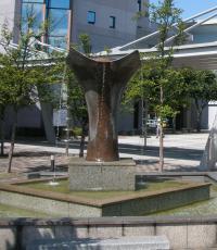 茅野市役所正面の噴水の写真