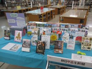 図書館では、英語版のハリーポッターやいろいろなジャンルの本が紹介されています。