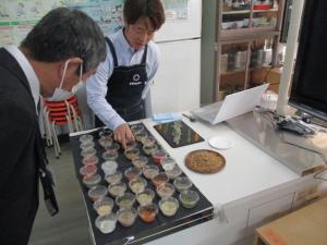 たくさんの調味料を組み合わせ、自分なりのスパイス作り