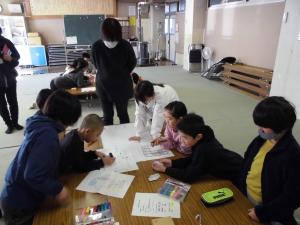 5年生が避難所の運営方法を考えている様子