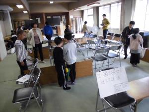 保健委員会の企画で迷路をぬけて、健康に関するクイズを解く様子。