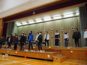 6年生が歌を歌っている様子。