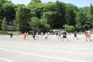 1年生、2年生、3年生が様々な色や柄の服を着てダンスを踊っている様子。