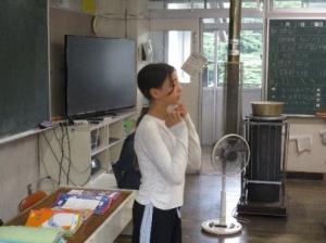 5年生に体験入学に来ている子が自己紹介をしている様子。