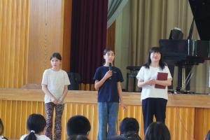 3年生と5年生に体験入学に来ていた児童が全校の前でお別れのあいさつをしている様子。