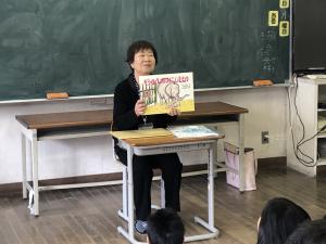 人権擁護委員の方が読み聞かせをしてくださっている様子