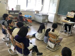 人権擁護委員の方が読んでくださる絵本を真剣に見る児童の様子