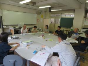 学校職員とコミュニティースクール運営協議会の皆さんが話し合いをする様子